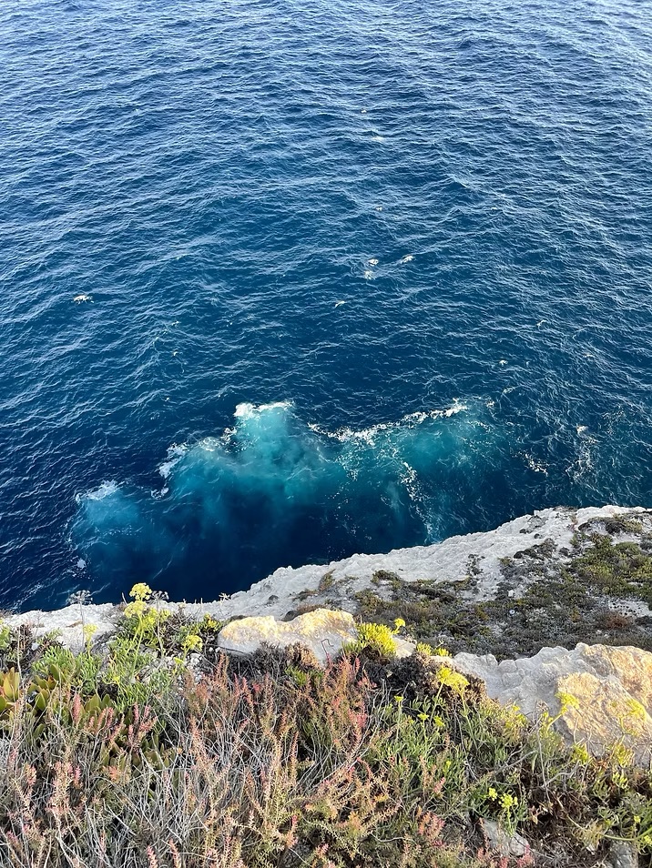 falaise naturelle sur la mer